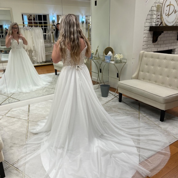 Stella York wedding gown - Picture 2 of 5